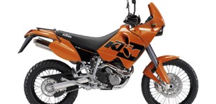 Yamaha MT-09 2016 vs KTM 640 LC4 Adventure 2005