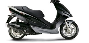 Honda CBR 125 R 2016 vs Malaguti Phantom 125 Max 2005