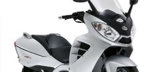 Malaguti Spidermax GT 500 2005 vs Kymco Myroad 700i 2015