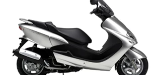 Yamaha NEOs 50 2009 vs Yamaha Majesty YP125 2005 Yamaha NEOs 50 2009 vs Yamaha Majesty YP125 2005