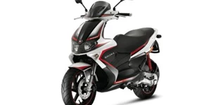 Aprilia SR 50  Street 2015 vs Gilera Runner 50 2T SP 2009 Aprilia SR 50  Street 2015 vs Gilera Runner 50 2T SP 2009