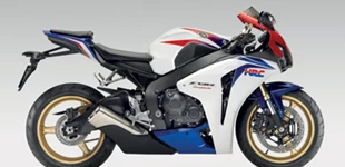 Suzuki Hayabusa 2015 vs Honda CBR1000RR Fireblade 2009 Suzuki Hayabusa 2015 vs Honda CBR1000RR Fireblade 2009