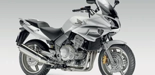 Honda CBF 1000 2009 vs Triumph Street Triple 765 R 2019 Honda CBF 1000 2009 vs Triumph Street Triple 765 R 2019