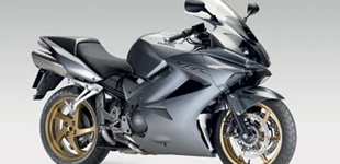 Honda VFR 800 F 2009 vs Aprilia RS 660 2025 Honda VFR 800 F 2009 vs Aprilia RS 660 2025