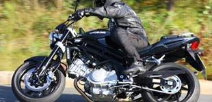 Hyosung GT 650 S 2007 vs Hyosung GT 650i Naked SE 2009 Hyosung GT 650 S 2007 vs Hyosung GT 650i Naked SE 2009