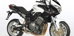Benelli Tre-K 899 2009 vs Suzuki Burgman 650 Executive 2009