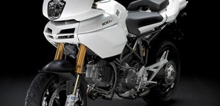 Honda CRF1000L Africa Twin Adventure Sports 2018 vs Ducati Multistrada 1100 S 2009