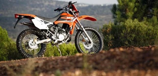 Beta RR Enduro 50 2009 vs Motorhispania Furia MAX Cross 2009 Beta RR Enduro 50 2009 vs Motorhispania Furia MAX Cross 2009