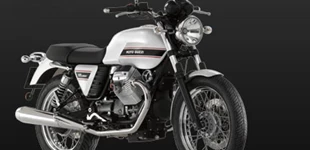 Moto Guzzi V7 Classic 2010 vs Triumph Bonneville T100 2009 Moto Guzzi V7 Classic 2010 vs Triumph Bonneville T100 2009