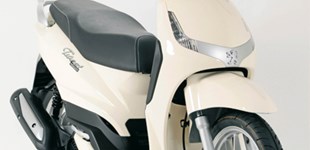 Peugeot Tweet 125 2010 vs Piaggio Liberty 125ie 3V 2005