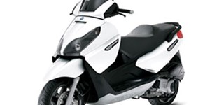 Vespa GTS 300 Super Sport 2022 vs Piaggio X7 125 2010