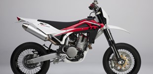 Husqvarna SM 510R 2010 vs KTM 640 LC4 Supermoto 2005