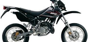 Derbi Senda DRD X-Treme 50 SM 2011 vs Motorhispania Furia Max SM 2010 Derbi Senda DRD X-Treme 50 SM 2011 vs Motorhispania Furia Max SM 2010