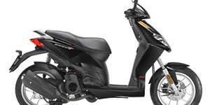 Aprilia Sportcity 50 One 4T 2010 vs Aprilia SR 50  Street 2010
