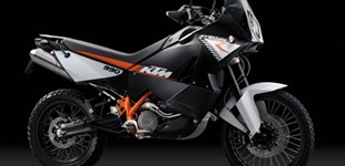 KTM 990 Adventure R 2011 vs KTM 990 Adventure Dakar 2011