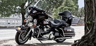 Harley-Davidson Touring Electra Glide Standard FLHT 2011 vs Harley-Davidson Touring Road Glide ST 2022