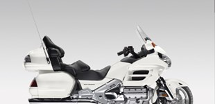 Harley-Davidson CVO Road Glide Ultra FLTRUSE 2011 vs Honda GL 1800 Goldwing 2011