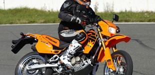 Hyosung XRX 125 Supermoto 2011 vs Sachs ZZ 125 2010