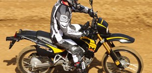 Hyosung XRX 125 Funduro 2011 vs Suzuki DR-Z 125 L 2009