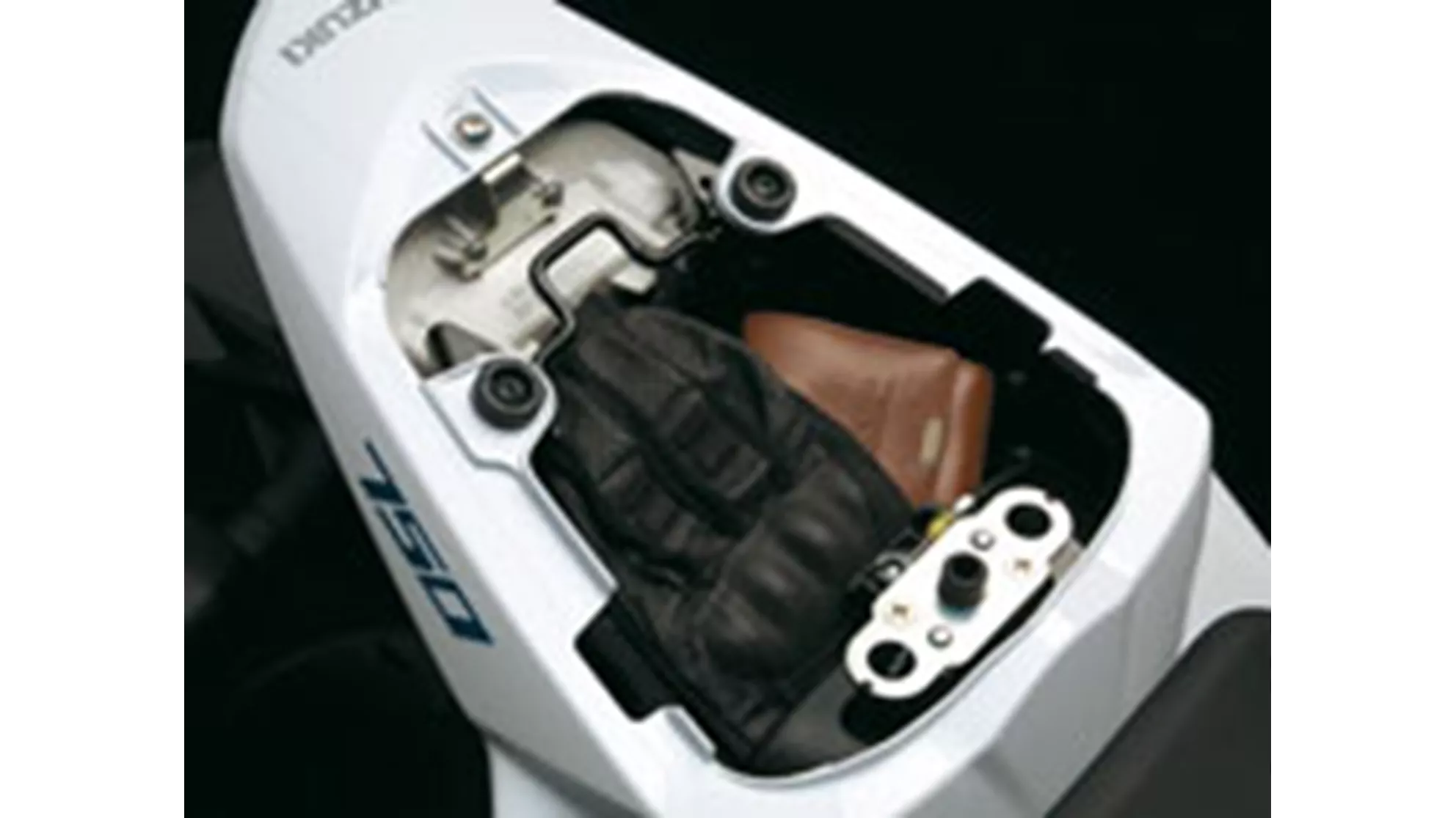 Suzuki GSR 750 - Image 4 Suzuki GSR 750 - Image 4