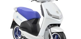 Aprilia SXR 50 2021 vs Peugeot e-Vivacity 2011