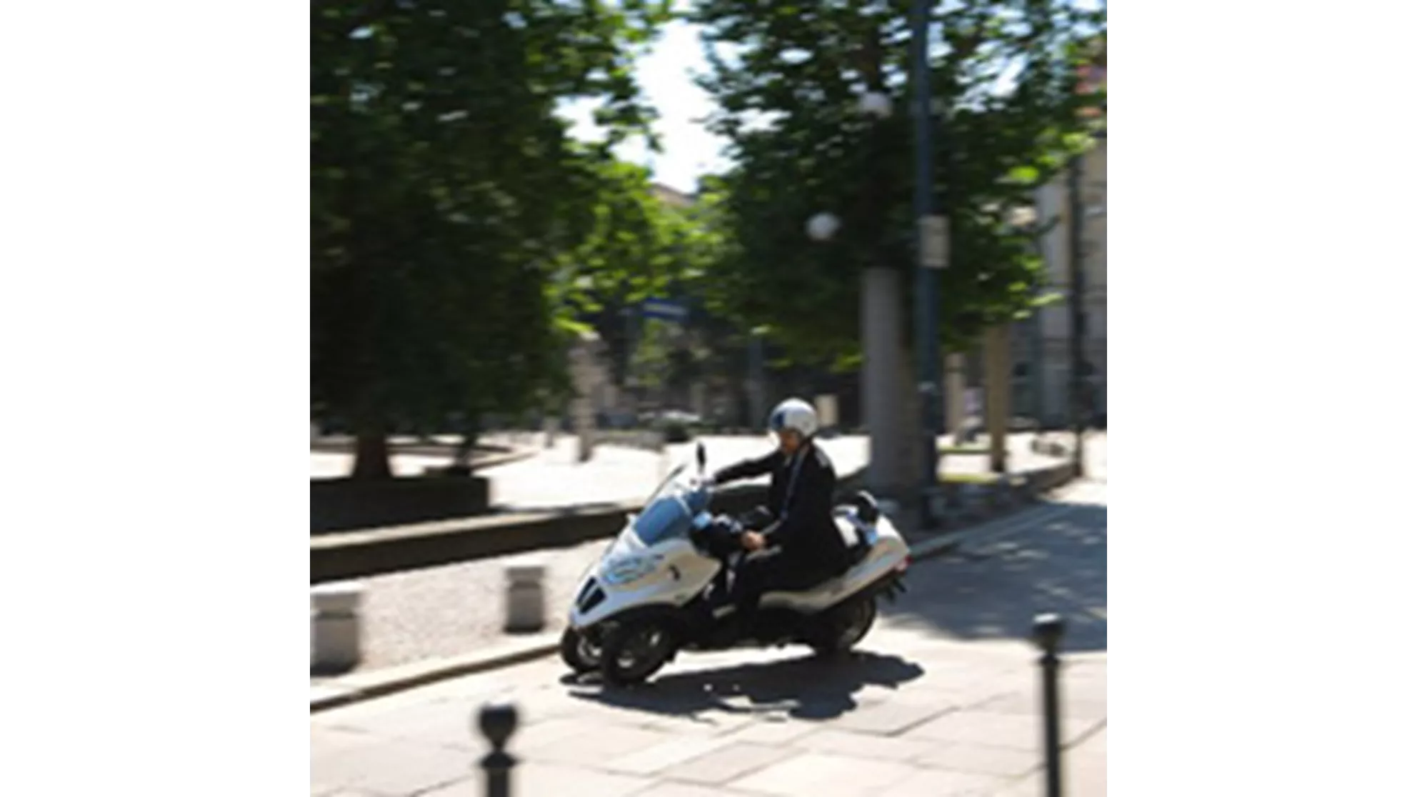 Piaggio MP3 Hybrid 300 LT - Image 2 Piaggio MP3 Hybrid 300 LT - Image 2