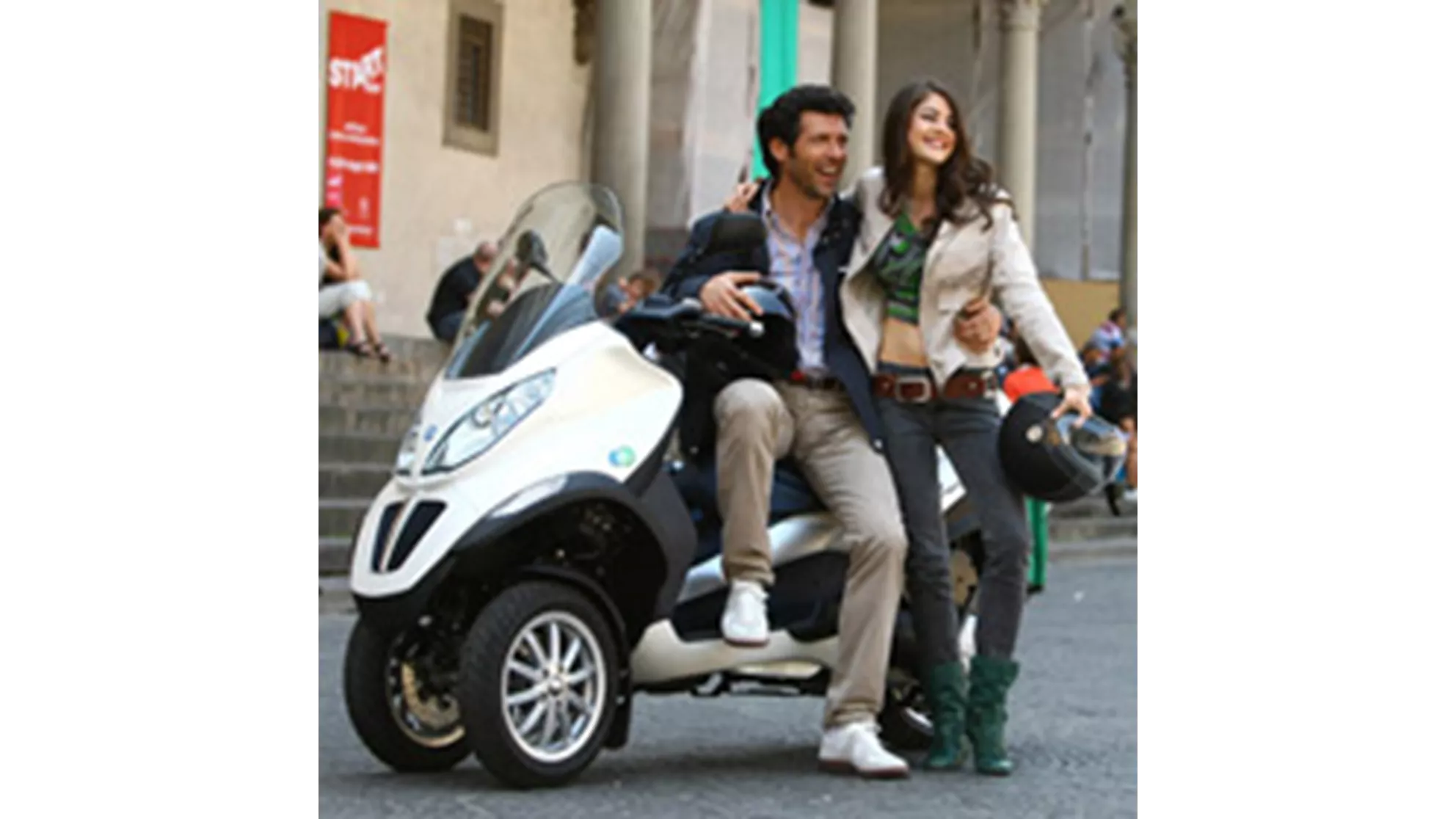 Piaggio MP3 Hybrid 300 LT - Image 3 Piaggio MP3 Hybrid 300 LT - Image 3