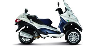 Peugeot Metropolis 400 2017 vs Piaggio MP3 Hybrid 300 LT 2011