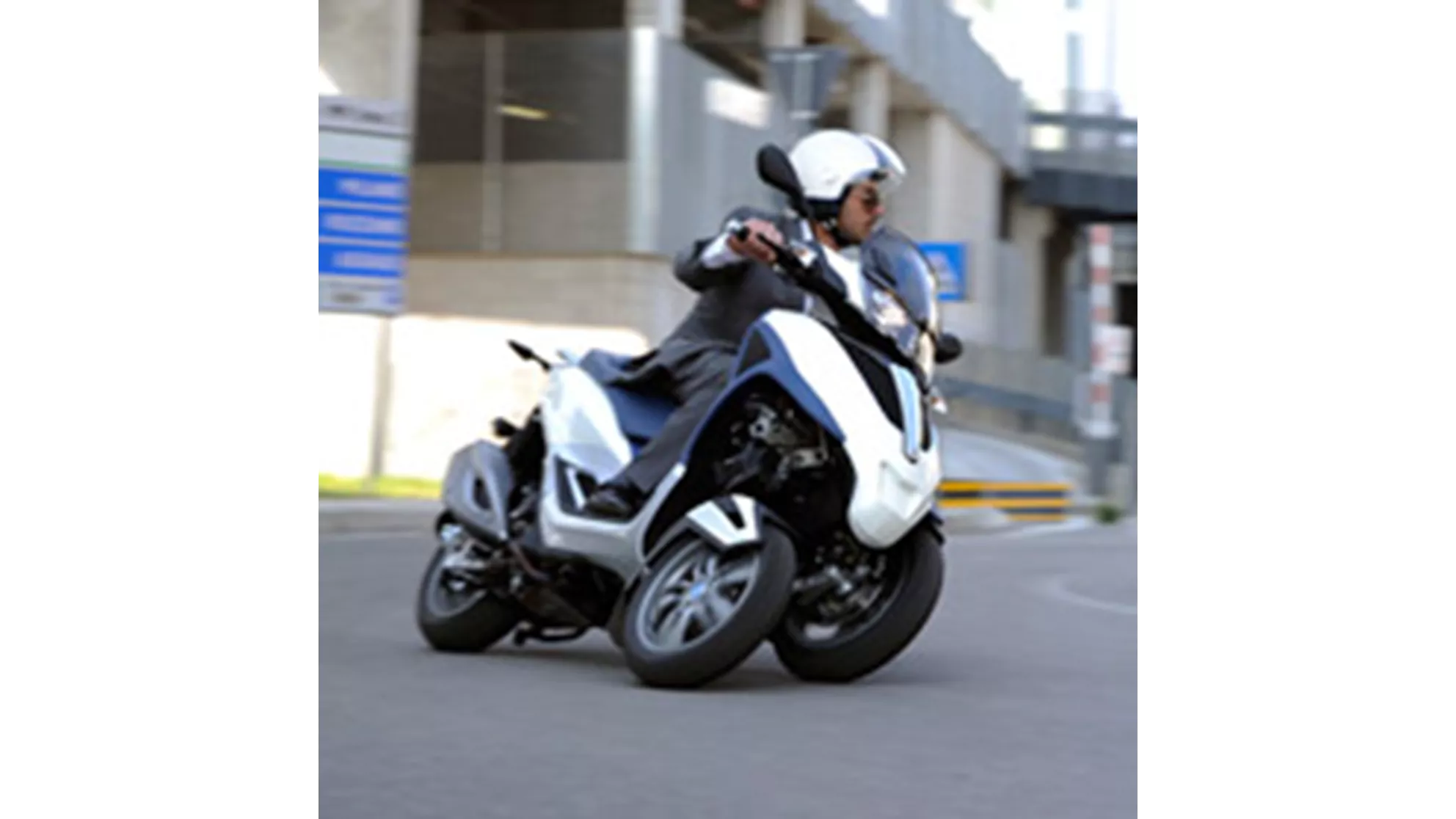 Piaggio MP3 300 i.e.Yourban LT - Image 2 Piaggio MP3 300 i.e.Yourban LT - Image 2