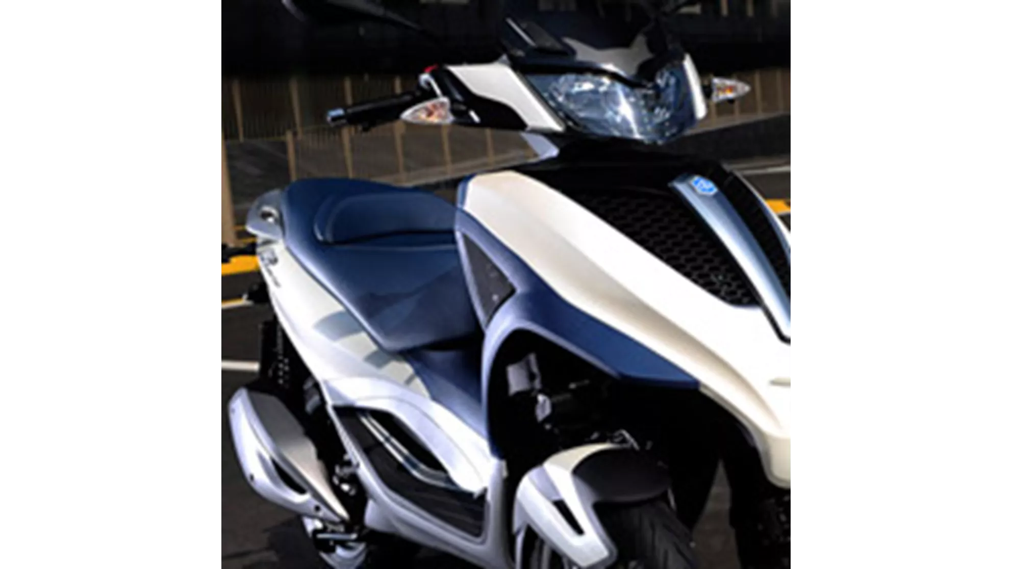 Piaggio MP3 300 i.e.Yourban LT - Image 3 Piaggio MP3 300 i.e.Yourban LT - Image 3