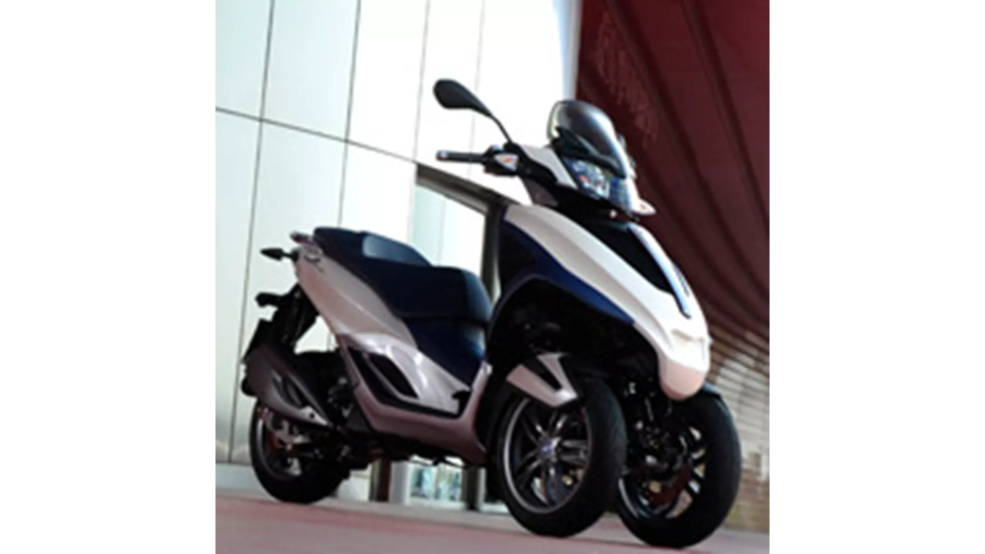 Piaggio MP3 300 i.e.Yourban LT - Image 5 Piaggio MP3 300 i.e.Yourban LT - Image 5