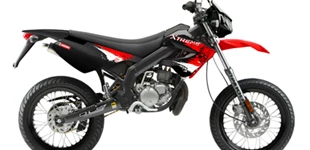 Derbi Senda DRD X-Treme 50 SM 2011 vs Motorhispania Furia Max SM 2010 Derbi Senda DRD X-Treme 50 SM 2011 vs Motorhispania Furia Max SM 2010
