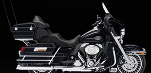 Harley-Davidson CVO Road Glide FLTRXSE 2013 vs Harley-Davidson Electra Glide Classic FLHTC 2012