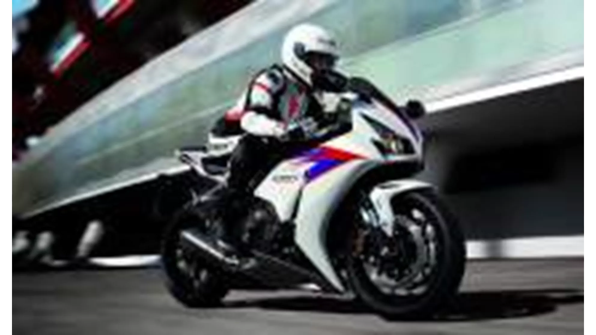 Honda CBR1000RR Fireblade - Image 5 Honda CBR1000RR Fireblade - Image 5