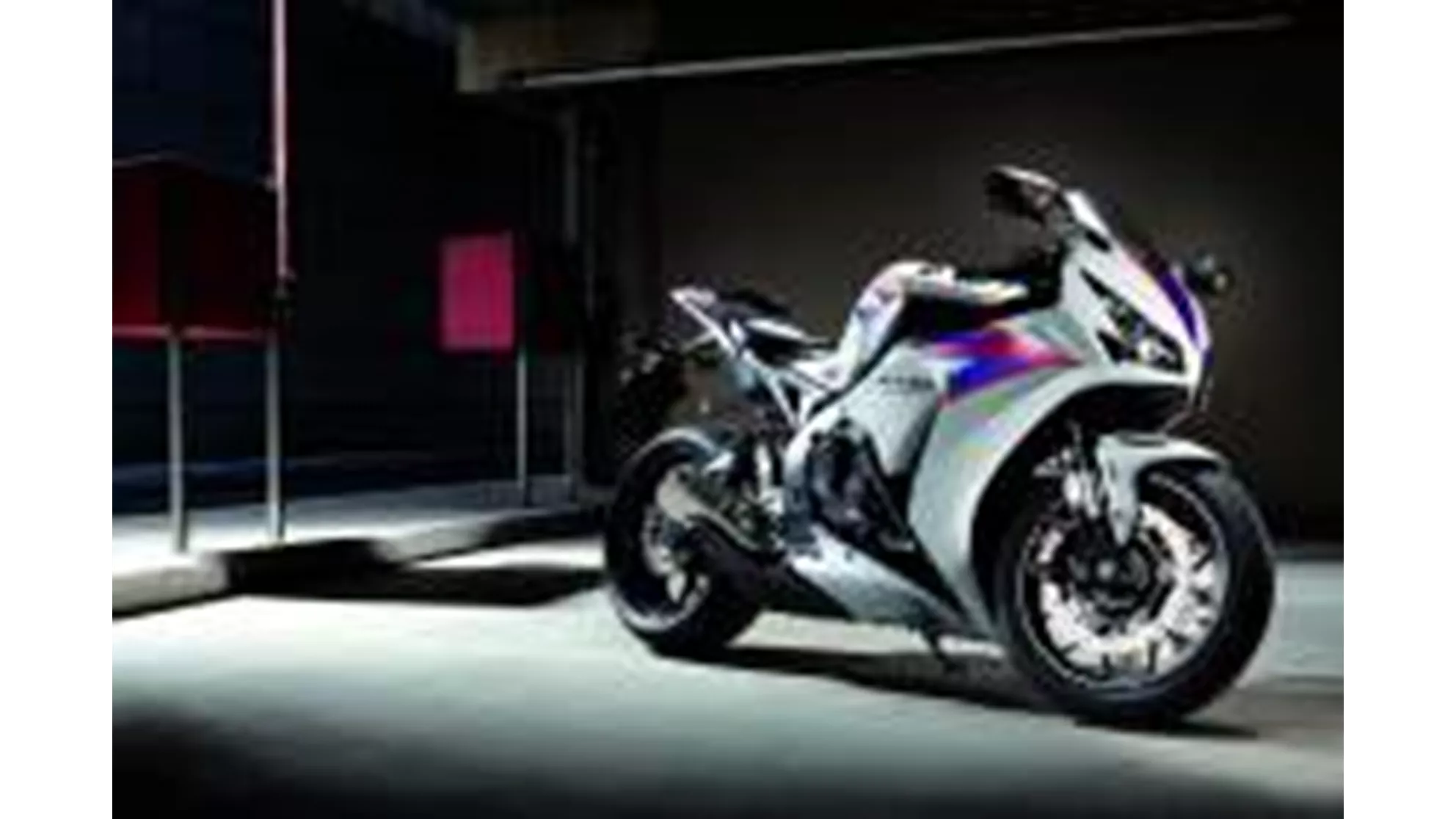 Honda CBR1000RR Fireblade - Image 7 Honda CBR1000RR Fireblade - Image 7