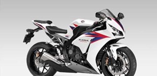 Aprilia Tuono V4 R APRC 2013 vs Honda CBR1000RR Fireblade 2012