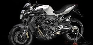 MV Agusta Brutale 920 2012 vs Triumph Daytona 955i 2005