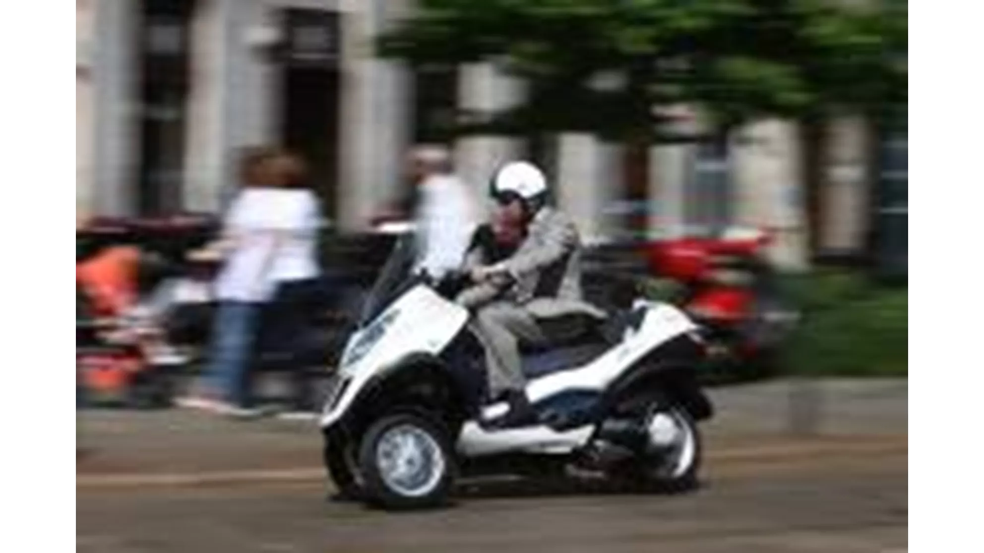 Piaggio MP3 Hybrid 300 LT - Image 5 Piaggio MP3 Hybrid 300 LT - Image 5
