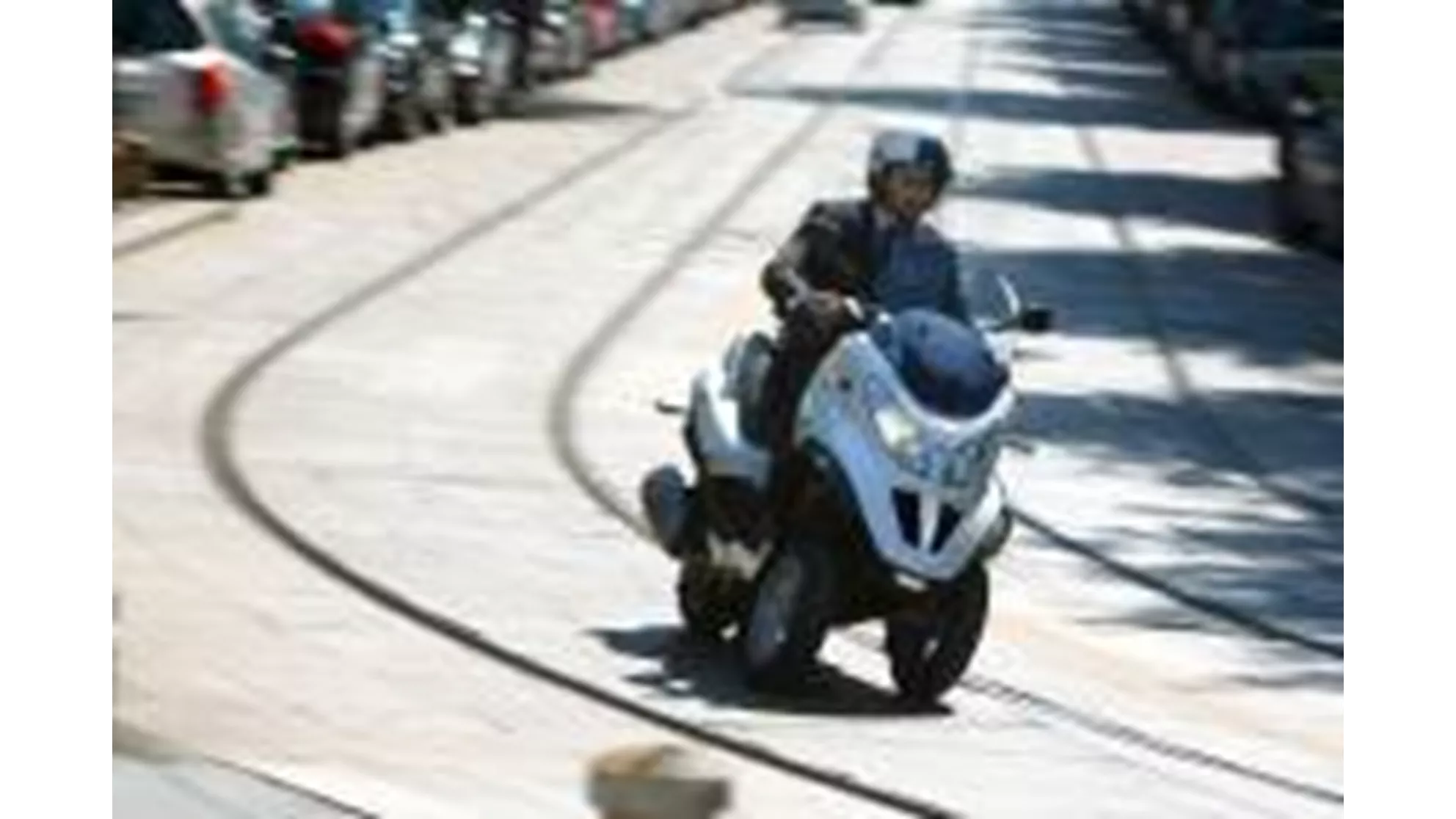 Piaggio MP3 Hybrid 300 LT - Image 7 Piaggio MP3 Hybrid 300 LT - Image 7