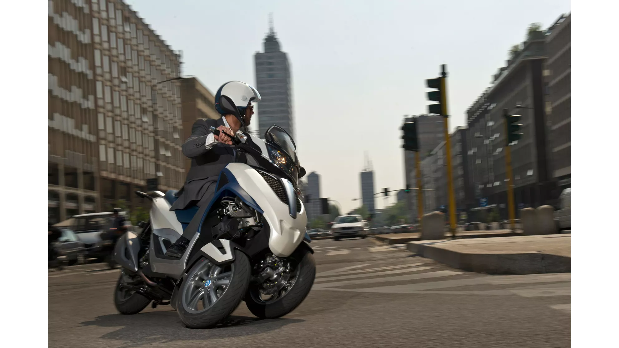 Piaggio MP3 300 i.e.Yourban LT - Image 11 Piaggio MP3 300 i.e.Yourban LT - Image 11