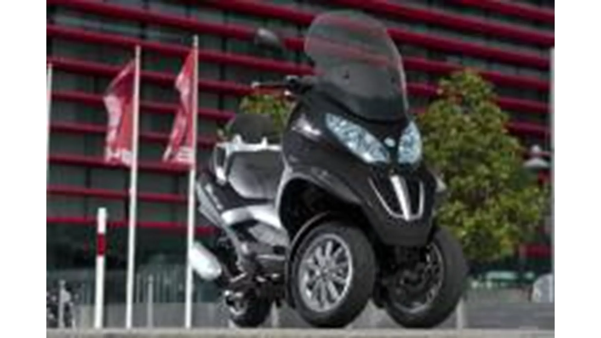 Piaggio MP3 Touring 300 LT - Image 8 Piaggio MP3 Touring 300 LT - Image 8