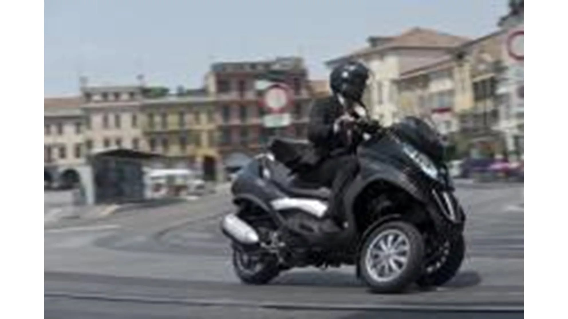 Piaggio MP3 Touring 300 LT - Image 9 Piaggio MP3 Touring 300 LT - Image 9