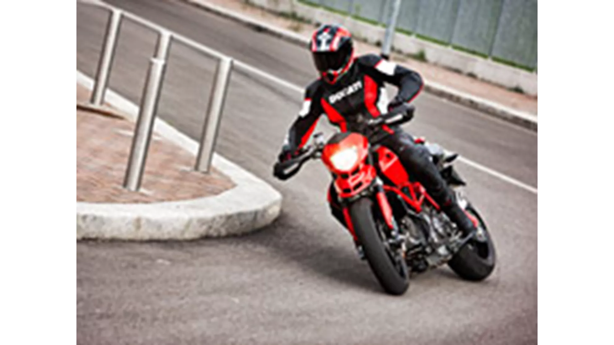 Ducati Hypermotard 1100 - Obraz 4