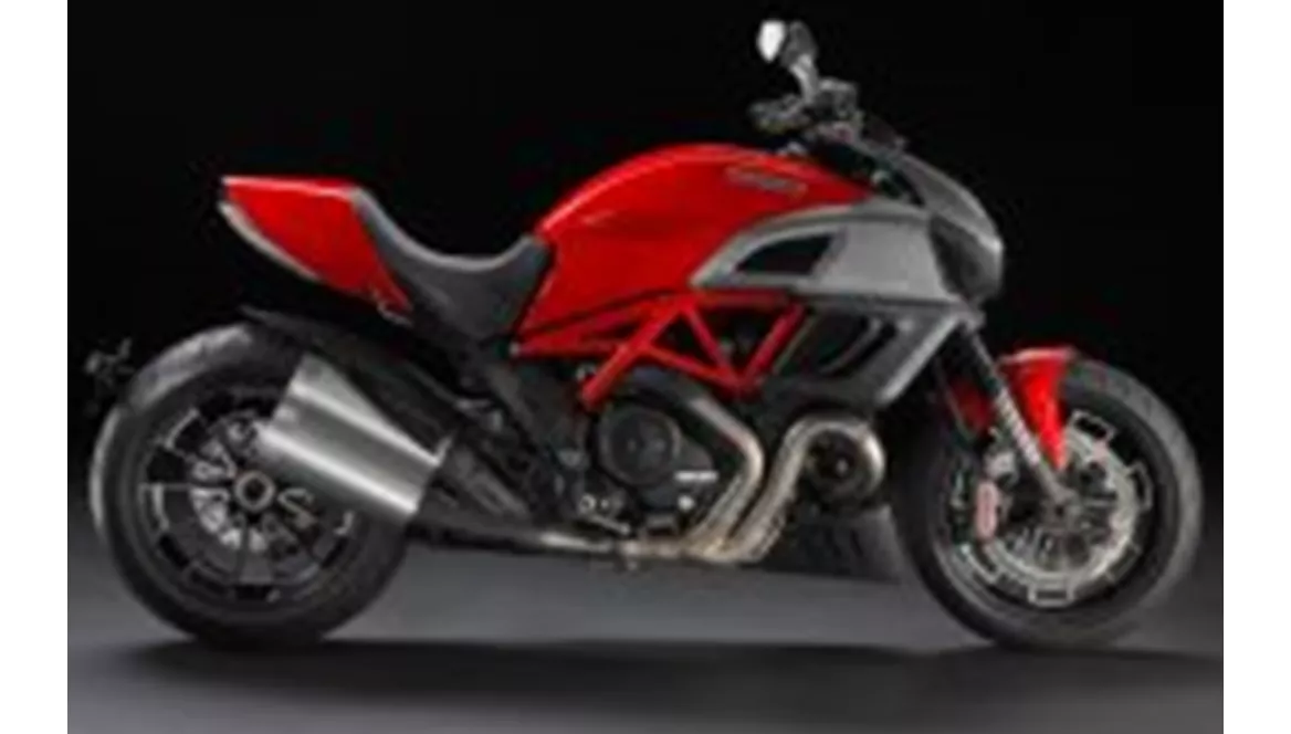 Ducati Diavel 1200 2012 Vs Ducati Diavel V4 2023 Ducati Diavel 1200 2012 Vs Ducati Diavel V4 2023