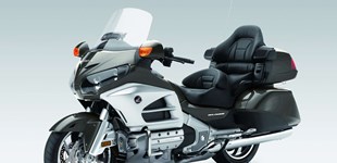 Yamaha V-MAX 2016 vs Honda GL 1800 Goldwing 2013
