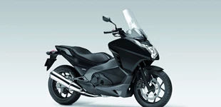 Honda Integra 2013 vs Suzuki Burgman 650 Executive 2019 Honda Integra 2013 vs Suzuki Burgman 650 Executive 2019