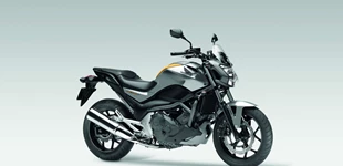 Honda CBR600RR 2024 vs Honda NC700S 2013 Honda CBR600RR 2024 vs Honda NC700S 2013