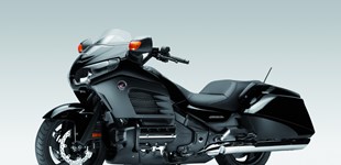 Yamaha V-MAX 2016 vs Honda Goldwing F6B 2013