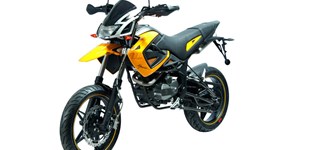 Megelli 125S M Supermoto 2013 vs Yamaha YZF-R125 2016