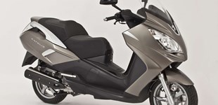 Peugeot Satelis 400 Premium 2013 vs Peugeot Satelis 400 RS Premium 2012